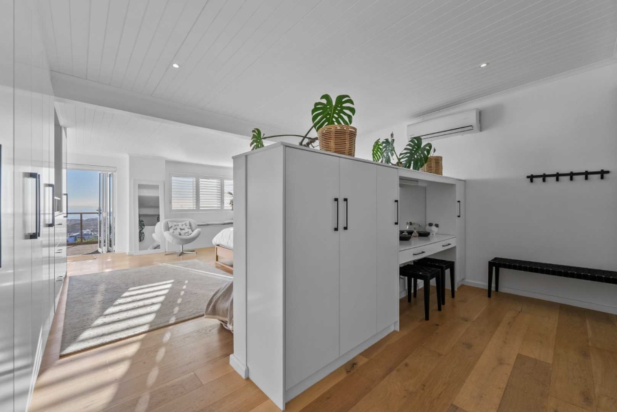 5 Bedroom Property for Sale in Green Point Western Cape